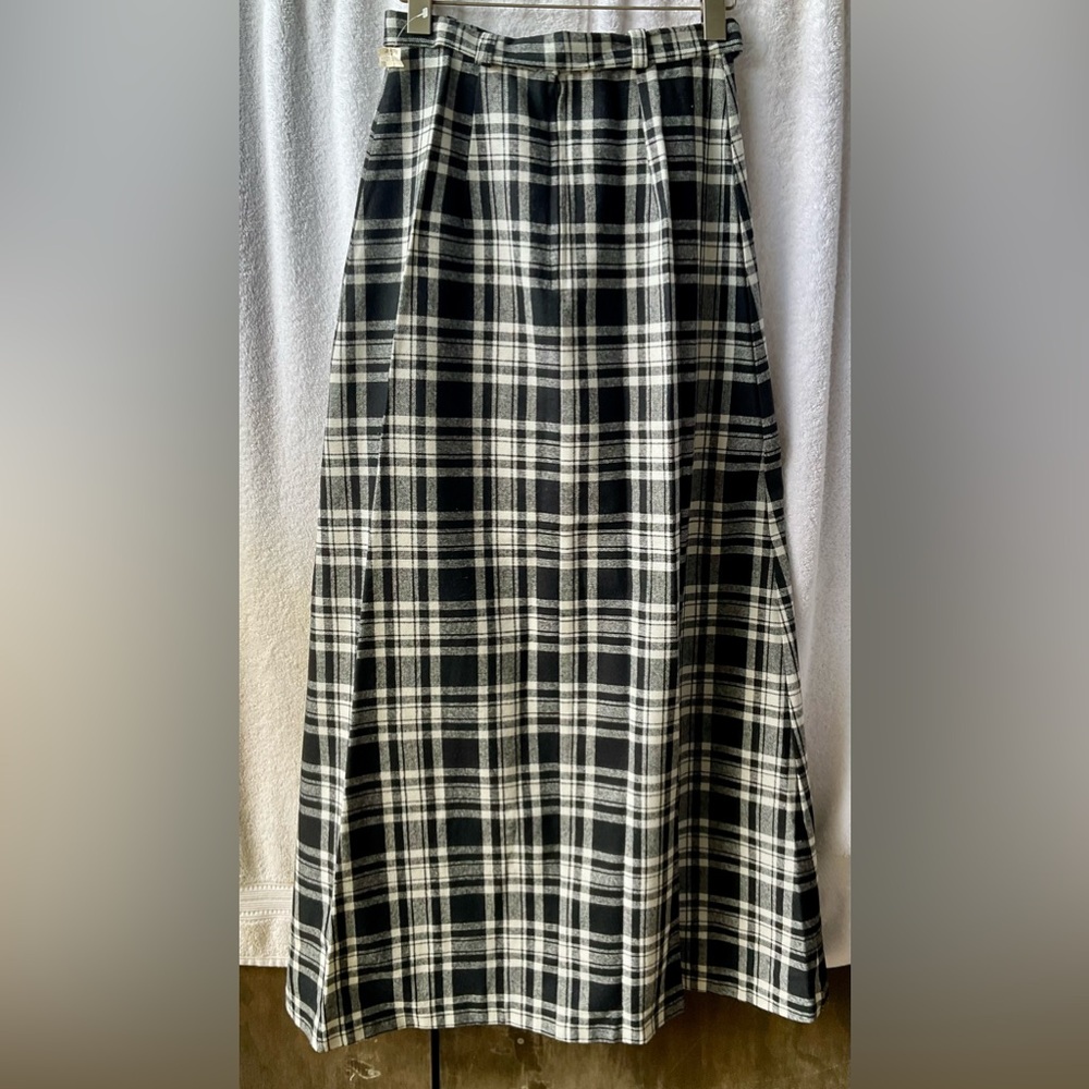 IGLWU Black and White A-Line Maxi Skirt with Tie Front - Picture 10 of 10